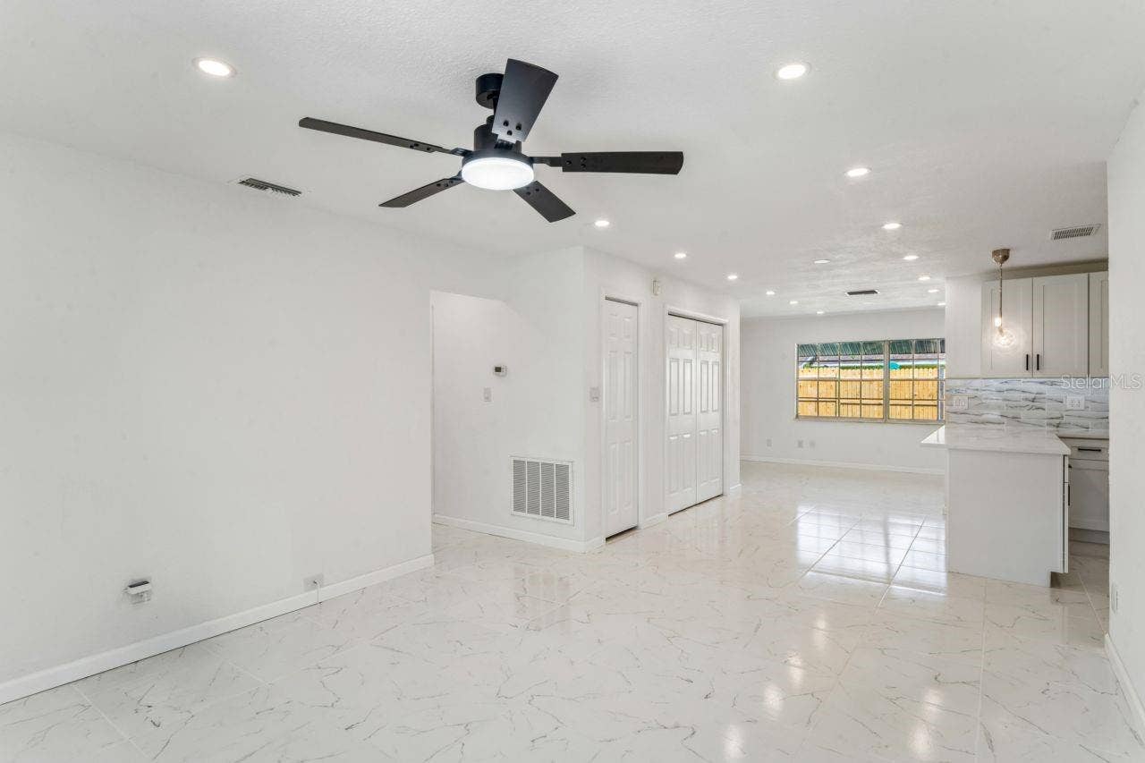 31043 WILLOW BANK AVENUE, Brooksville, FL 34602 Living Room