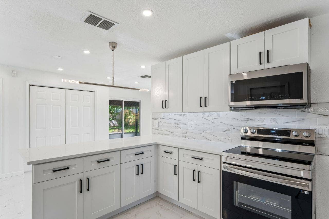 31043 WILLOW BANK AVENUE, Brooksville, FL 34602 Kitchen