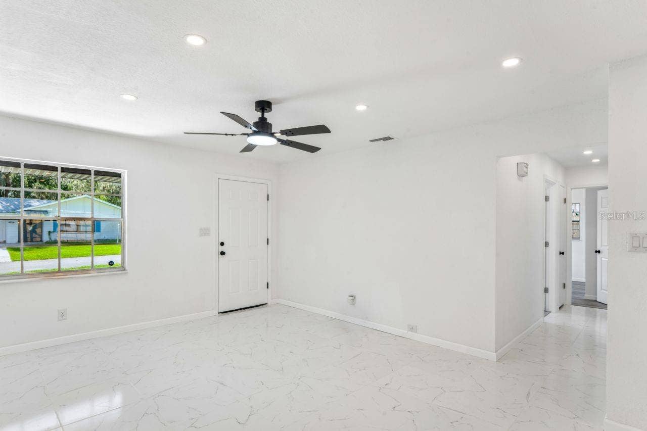 31043 WILLOW BANK AVENUE, Brooksville, FL 34602 Living Room