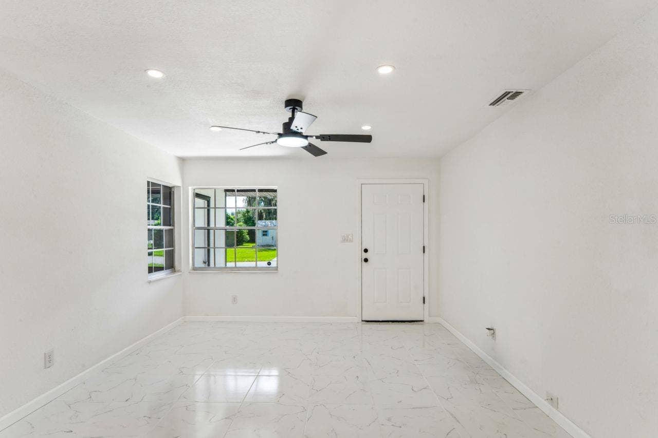 31043 WILLOW BANK AVENUE, Brooksville, FL 34602 Living Room