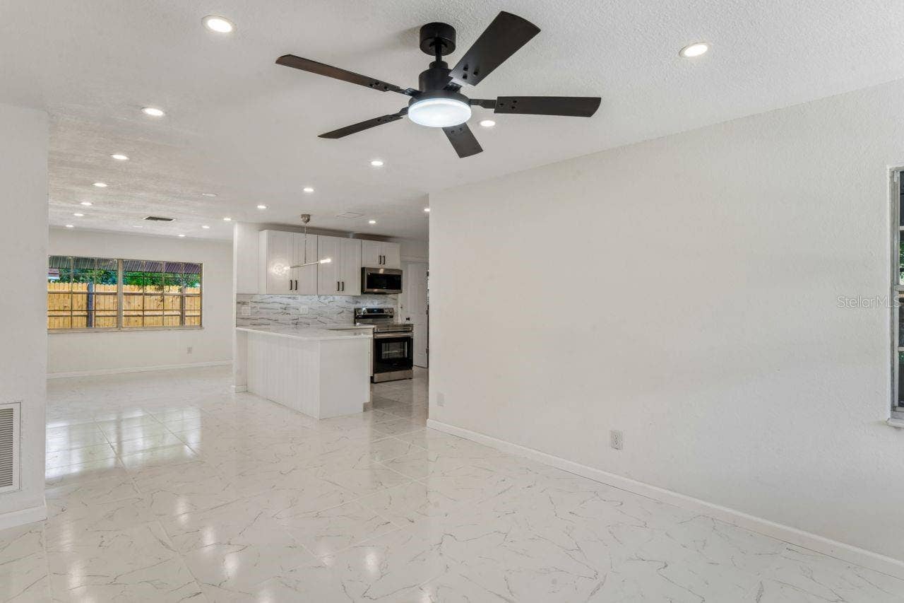31043 WILLOW BANK AVENUE, Brooksville, FL 34602 Living Room