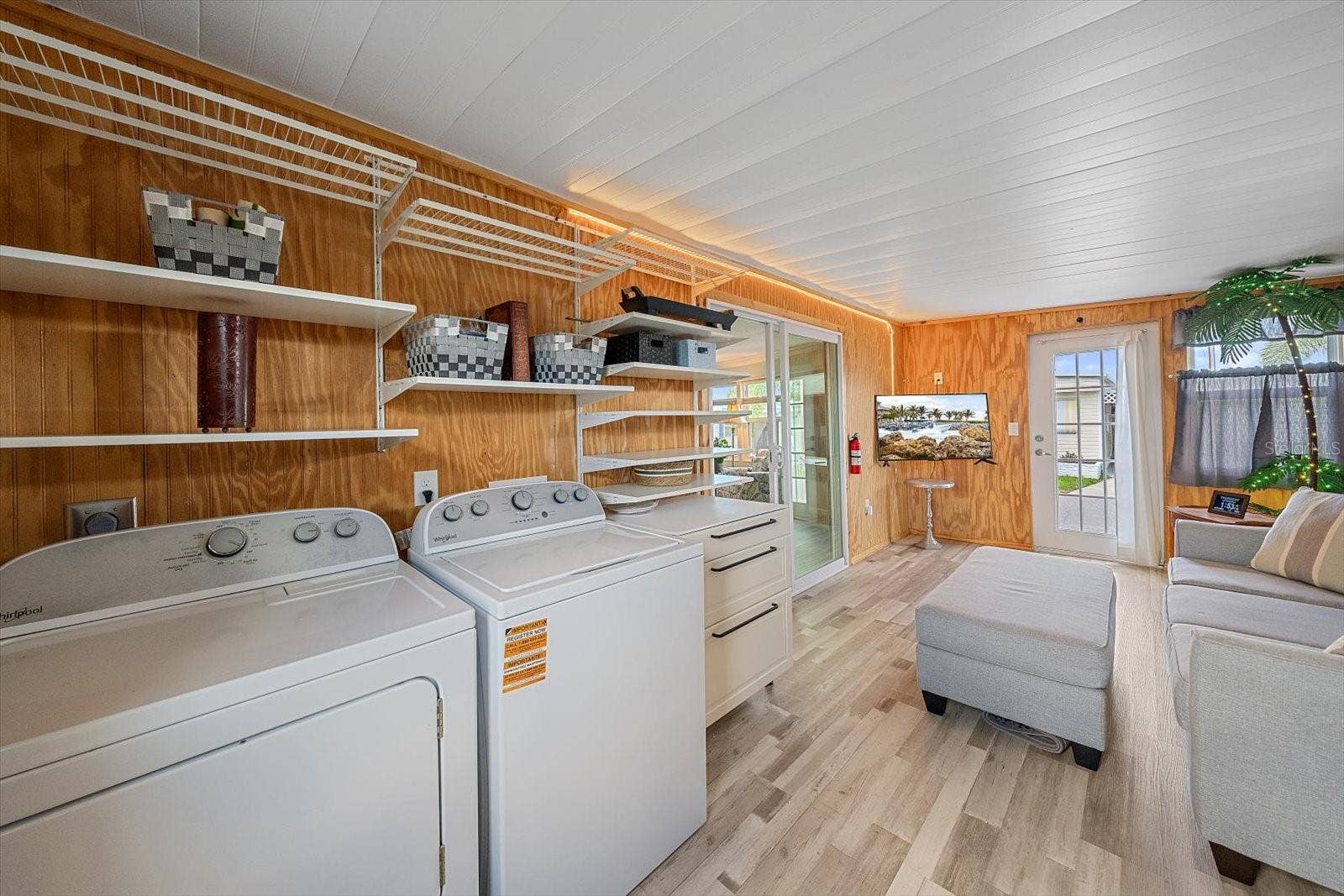 Bonus room & laundry