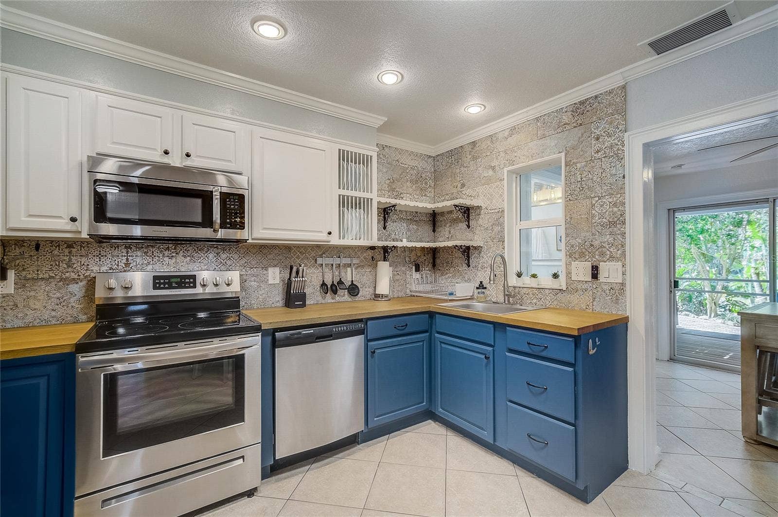 426 EAGLES NEST LANE, Sarasota, FL 34243 426 EAGLES NEST LANE, Sarasota, FL 34243