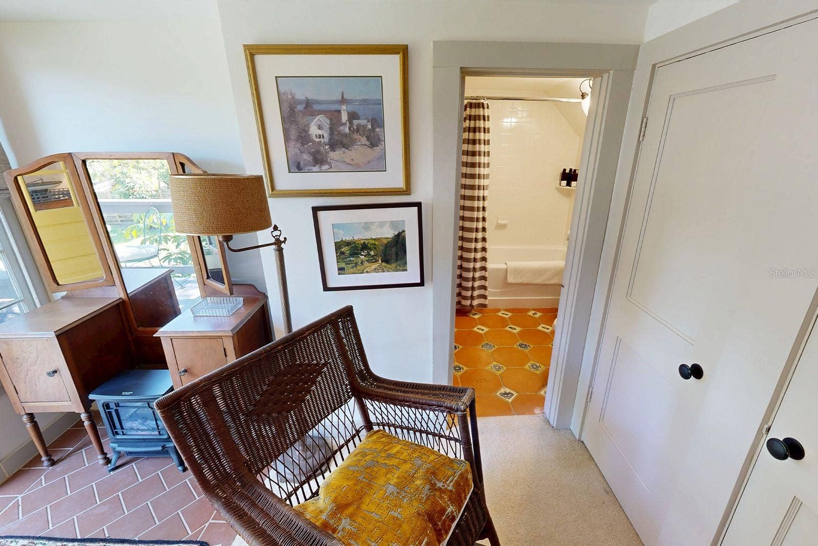 Guest quarters full bath.