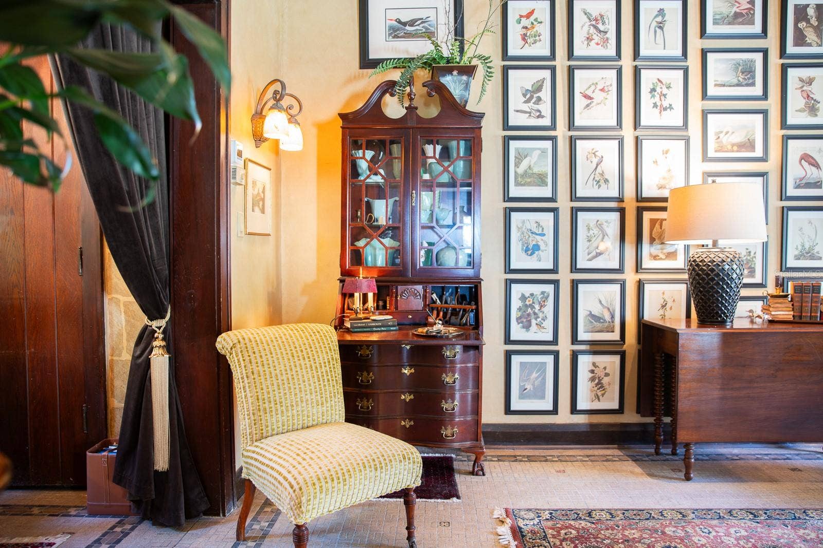 View of living room (salon).