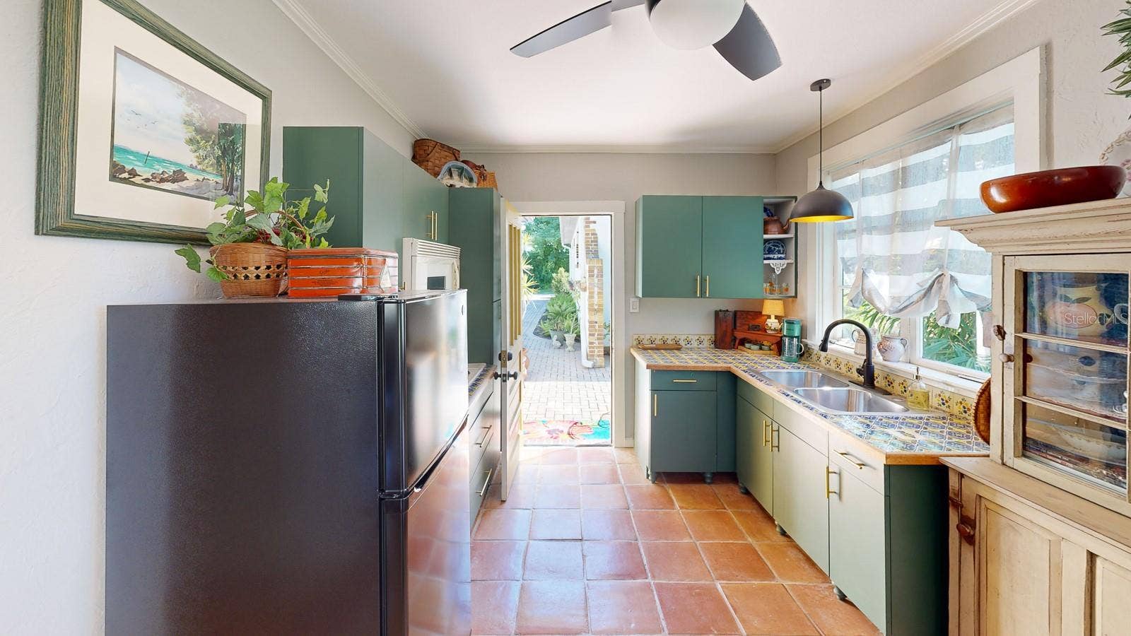 Cottage kitchen (alternate view).