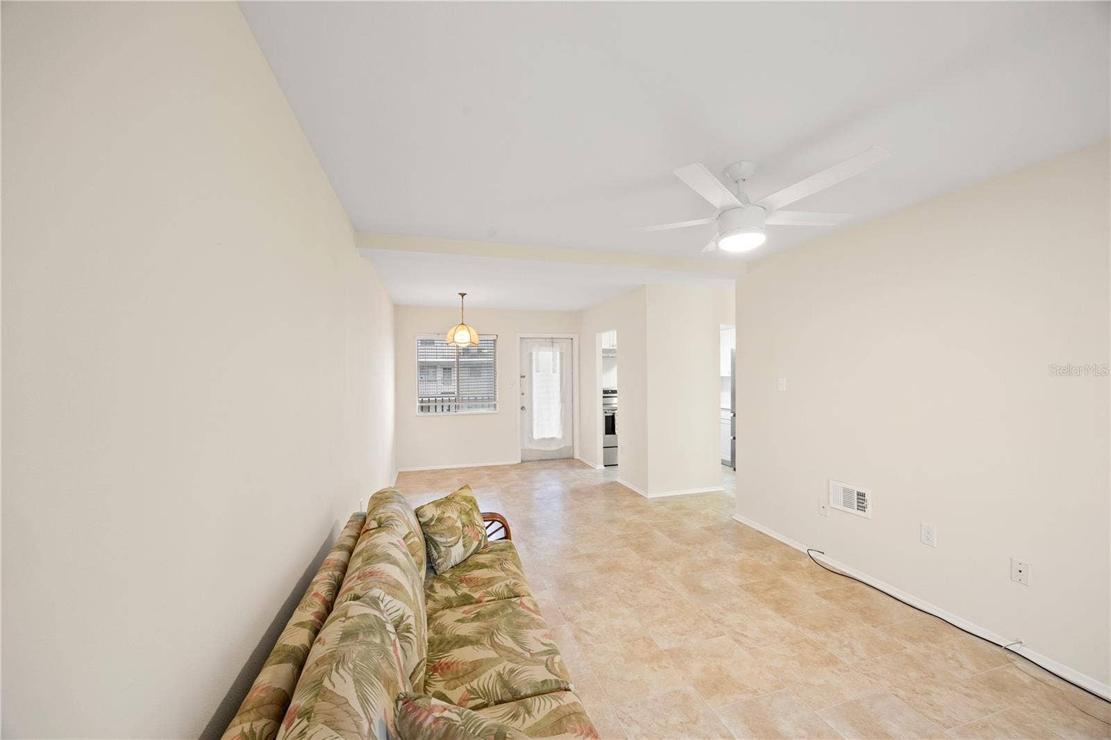 5907 GARDEN LANE, #H26, Bradenton, FL 34207 Living room/Dining room