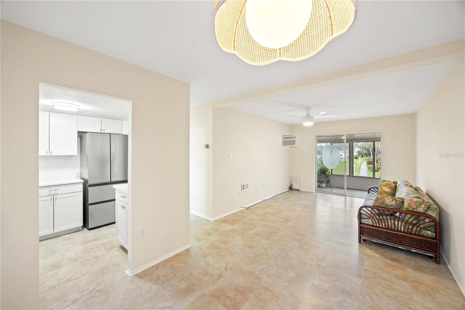 5907 GARDEN LANE, #H26, Bradenton, FL 34207 Living room/dining room