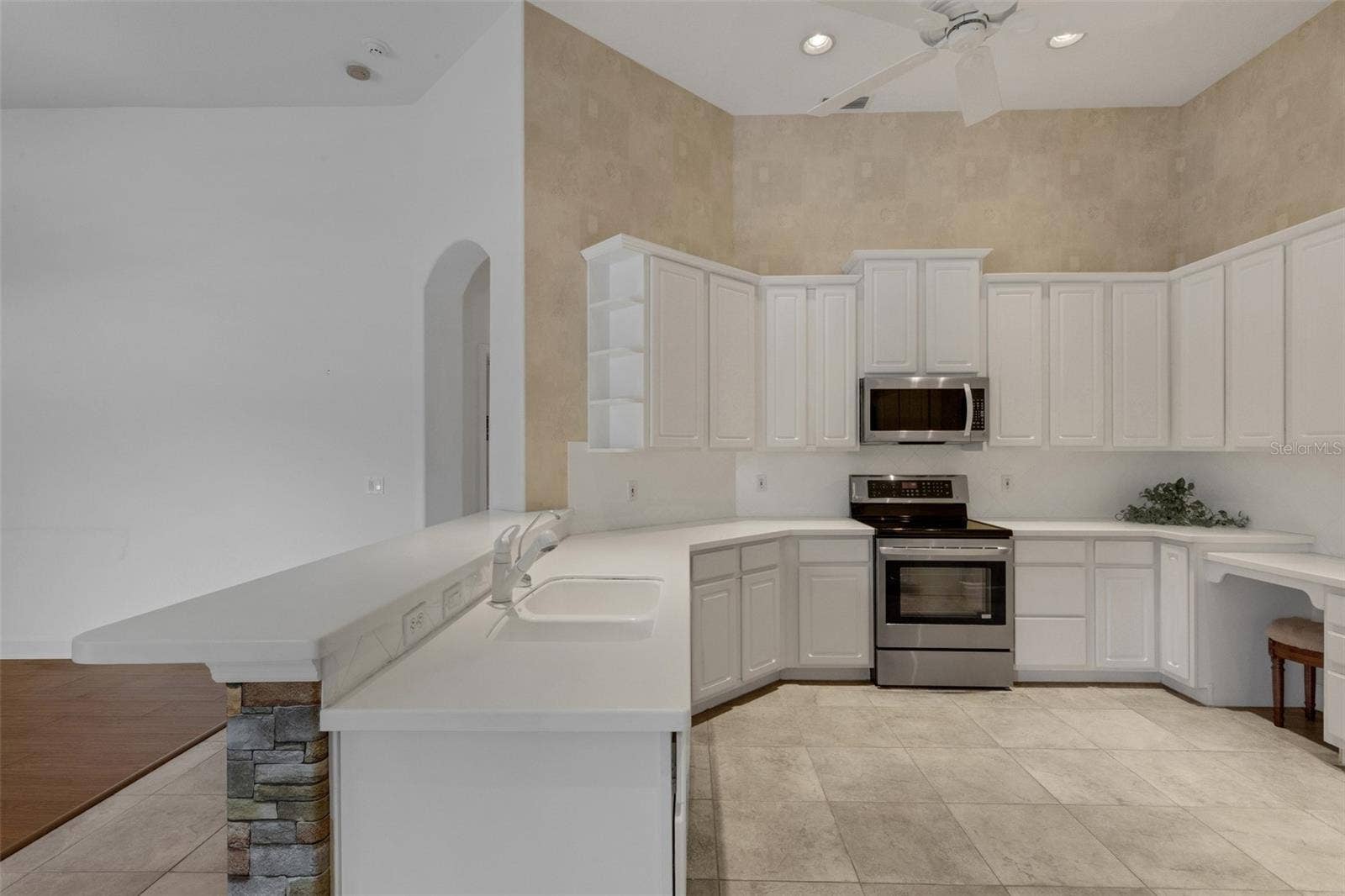 8339 BARTON FARMS BOULEVARD, Sarasota, FL 34240 kitchen