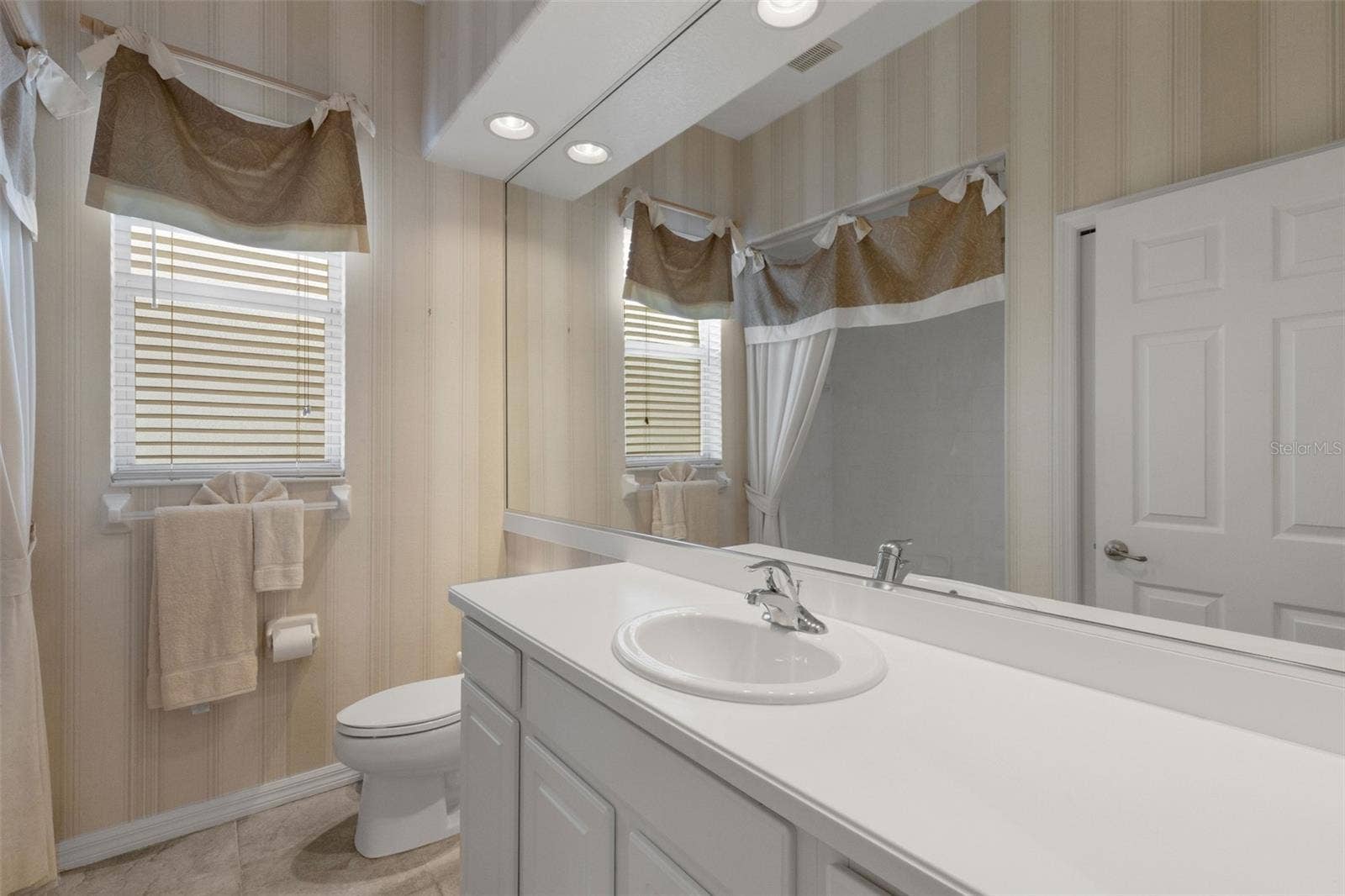 8339 BARTON FARMS BOULEVARD, Sarasota, FL 34240 guest bathroom