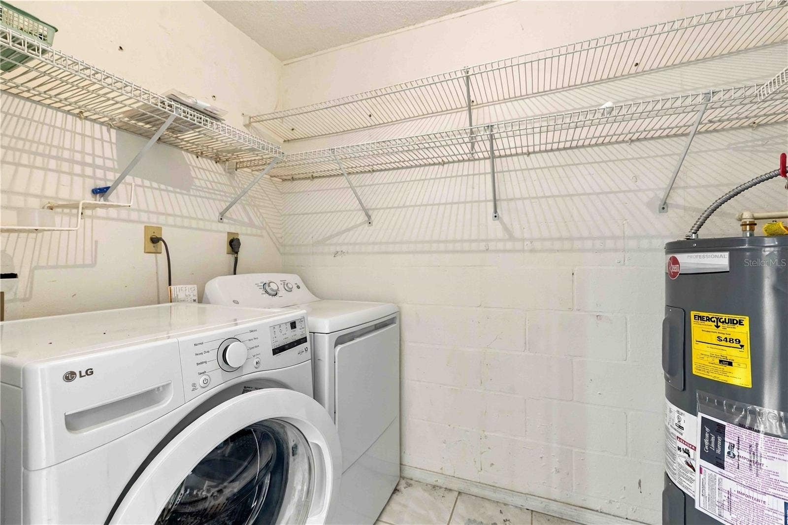 washer/dryer - utility room
