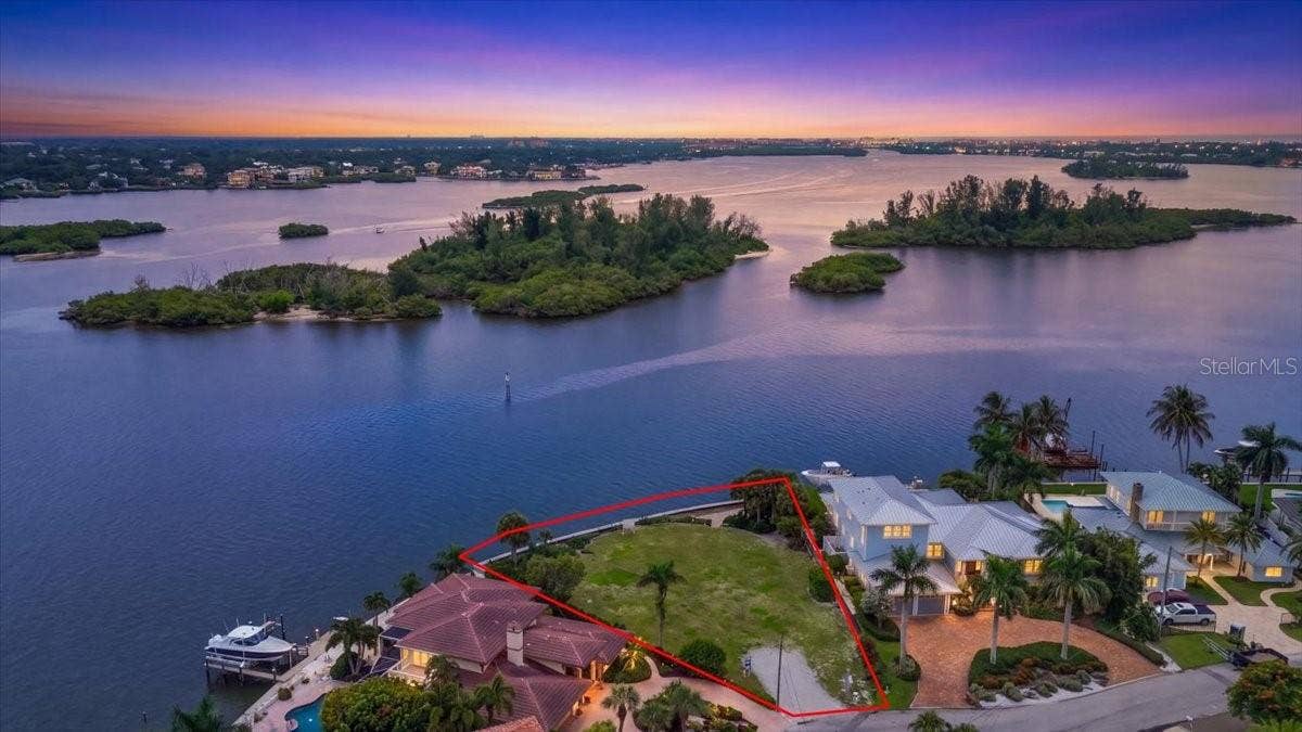 894 FREELING DRIVE, Sarasota, FL 34242 894 FREELING DRIVE, Sarasota, FL 34242
