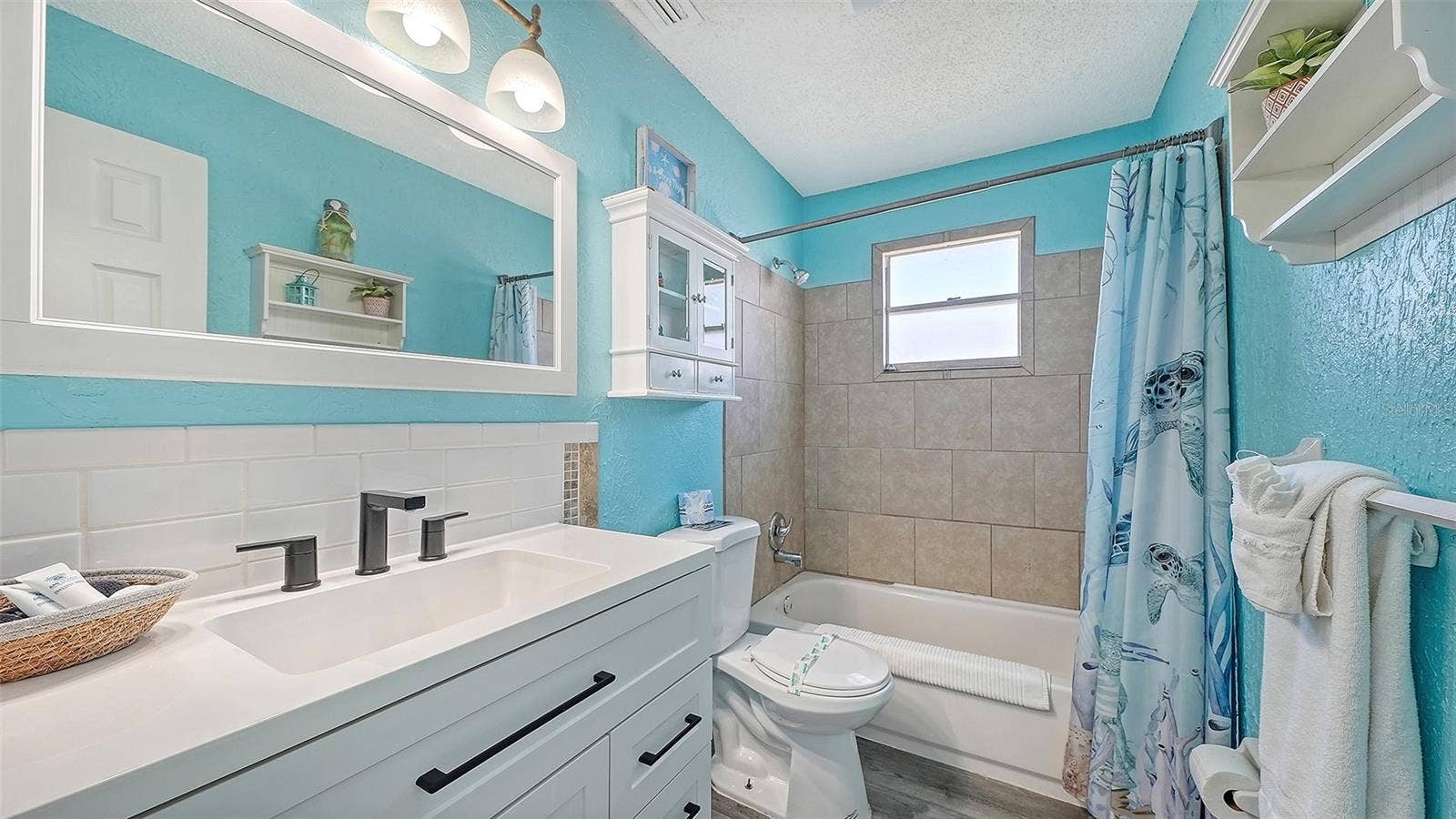 2514 AVENUE B, Bradenton Beach, FL 34217 Unit B, Guest Bathroom.