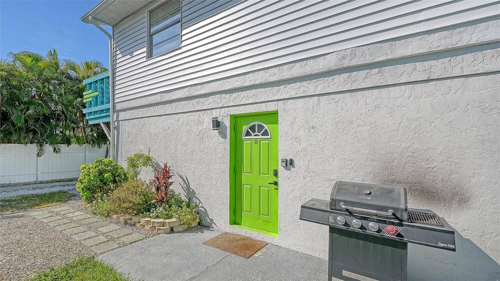 2514 AVENUE B, Bradenton Beach, FL 34217 Both units have left side entrances. Green door, Unit B. Both units have a propane grill.
