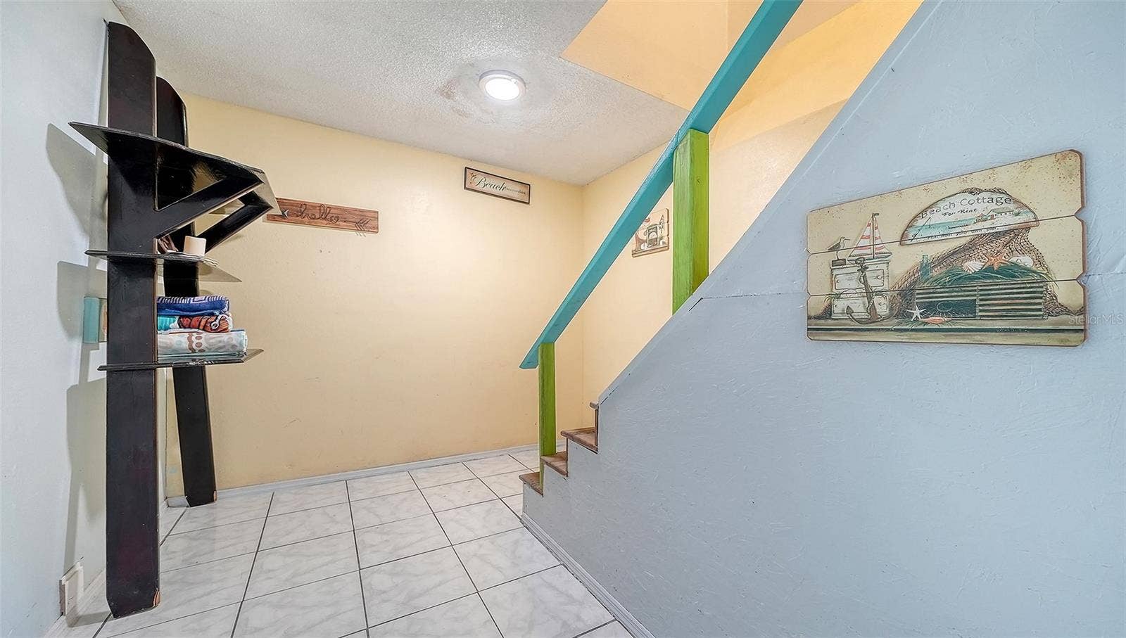 2514 AVENUE B, Bradenton Beach, FL 34217 Unit B, entry hallway.