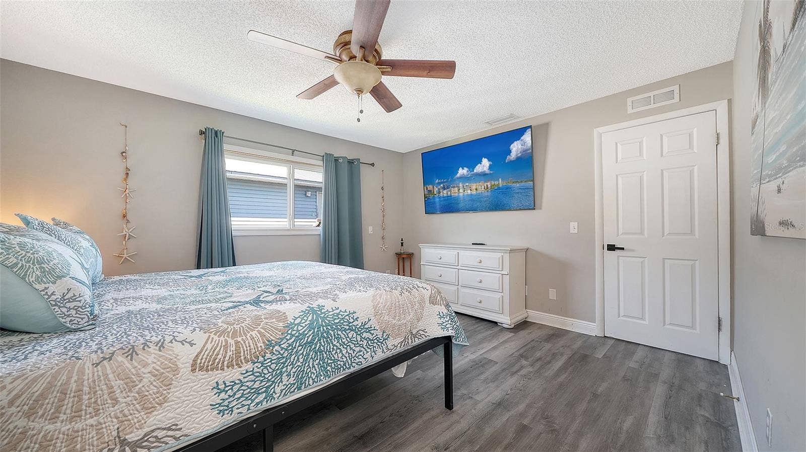 2514 AVENUE B, Bradenton Beach, FL 34217 Unit A, Primary Suite.