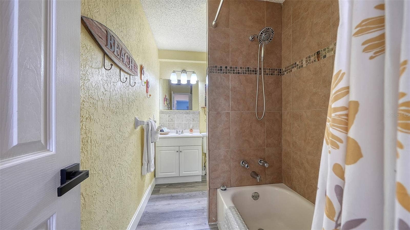 2514 AVENUE B, Bradenton Beach, FL 34217 Unit B, Primary Bathroom.