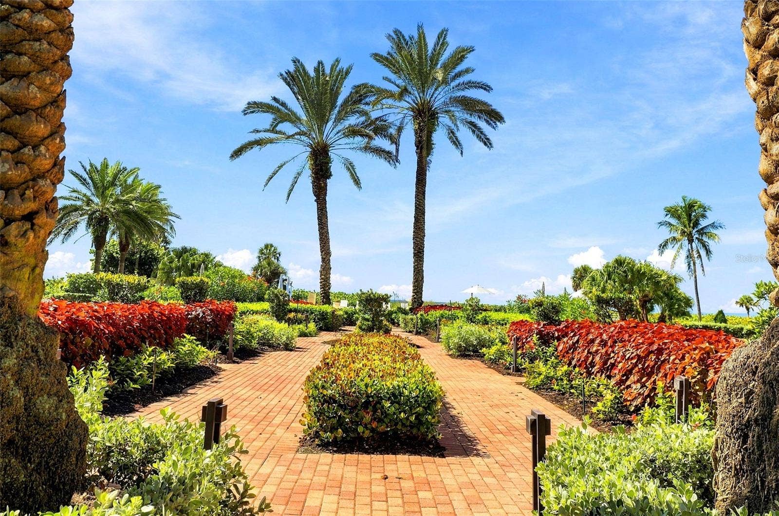 2185 GULF OF MEXICO DRIVE, #243, Longboat Key, FL 34228 The nearly 7-acre site is beautifully landscaped and maintained.