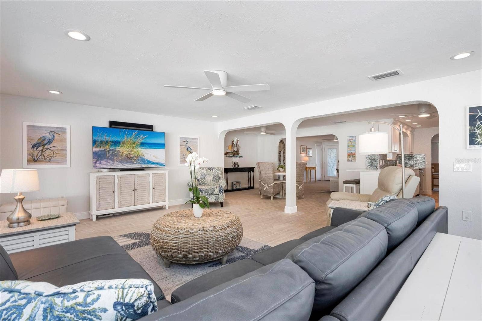 504 69TH STREET, Holmes Beach, FL 34217 Open concept living area
