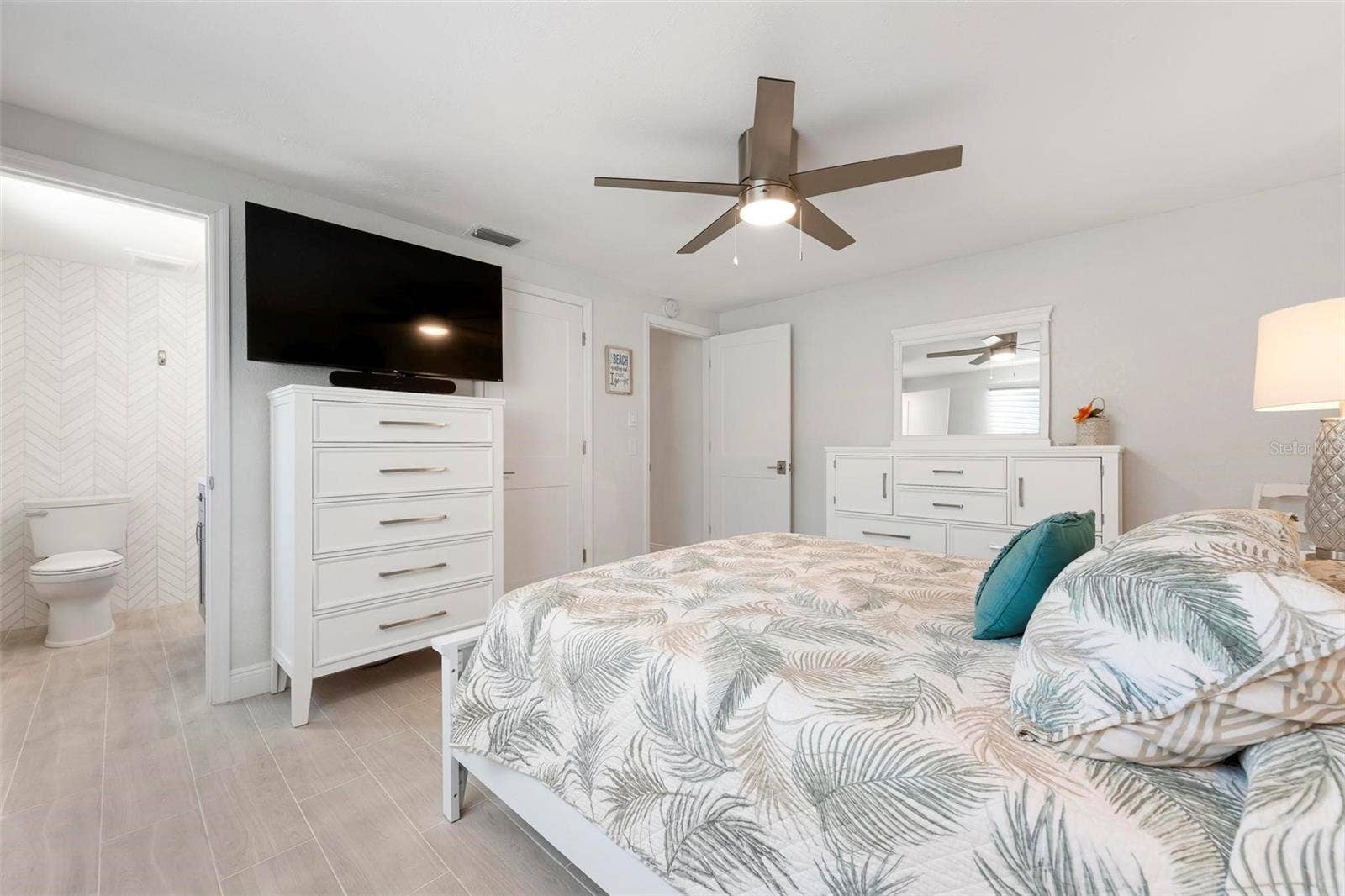 504 69TH STREET, Holmes Beach, FL 34217 Primary ensuite bedroom