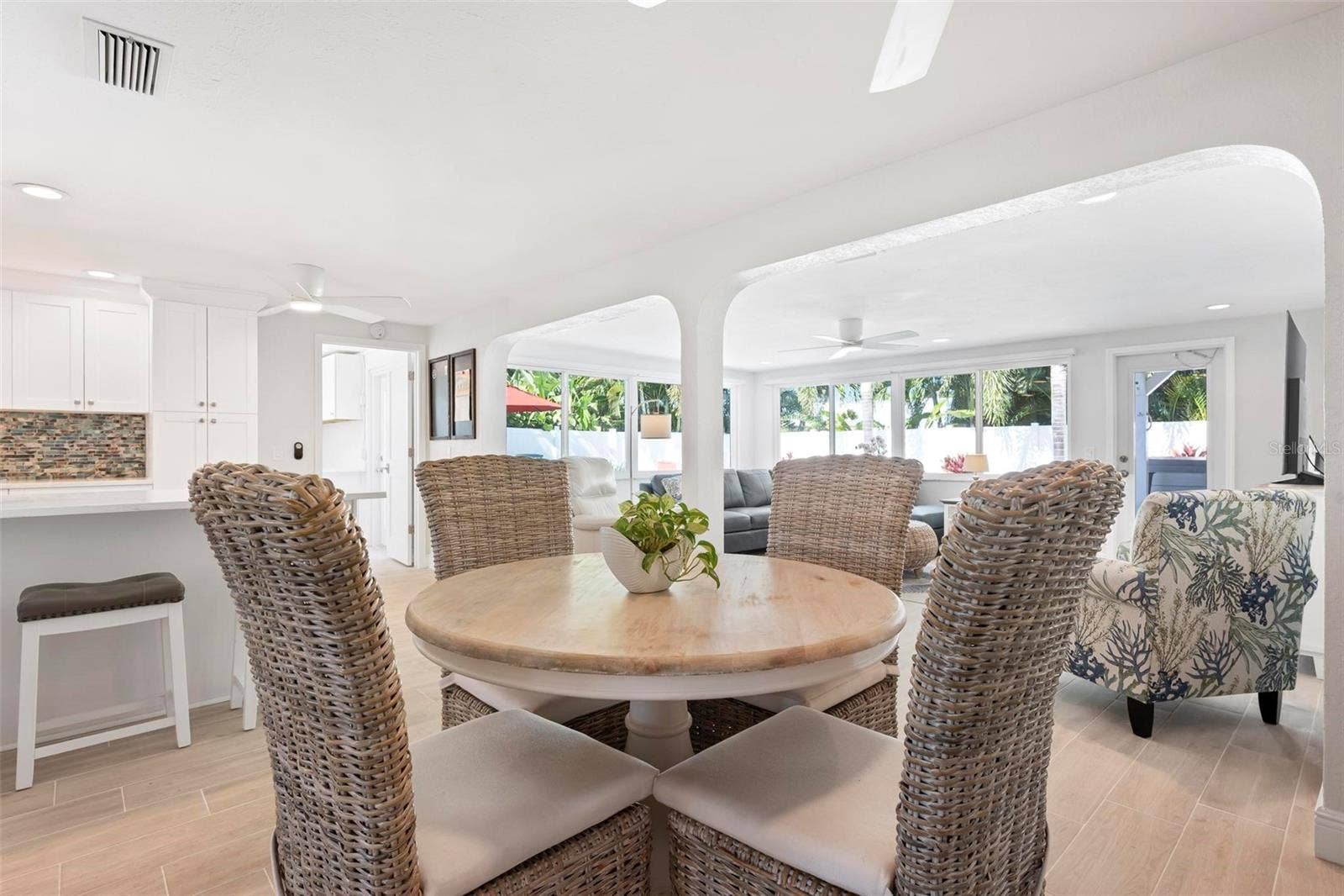 504 69TH STREET, Holmes Beach, FL 34217 Breakfast area