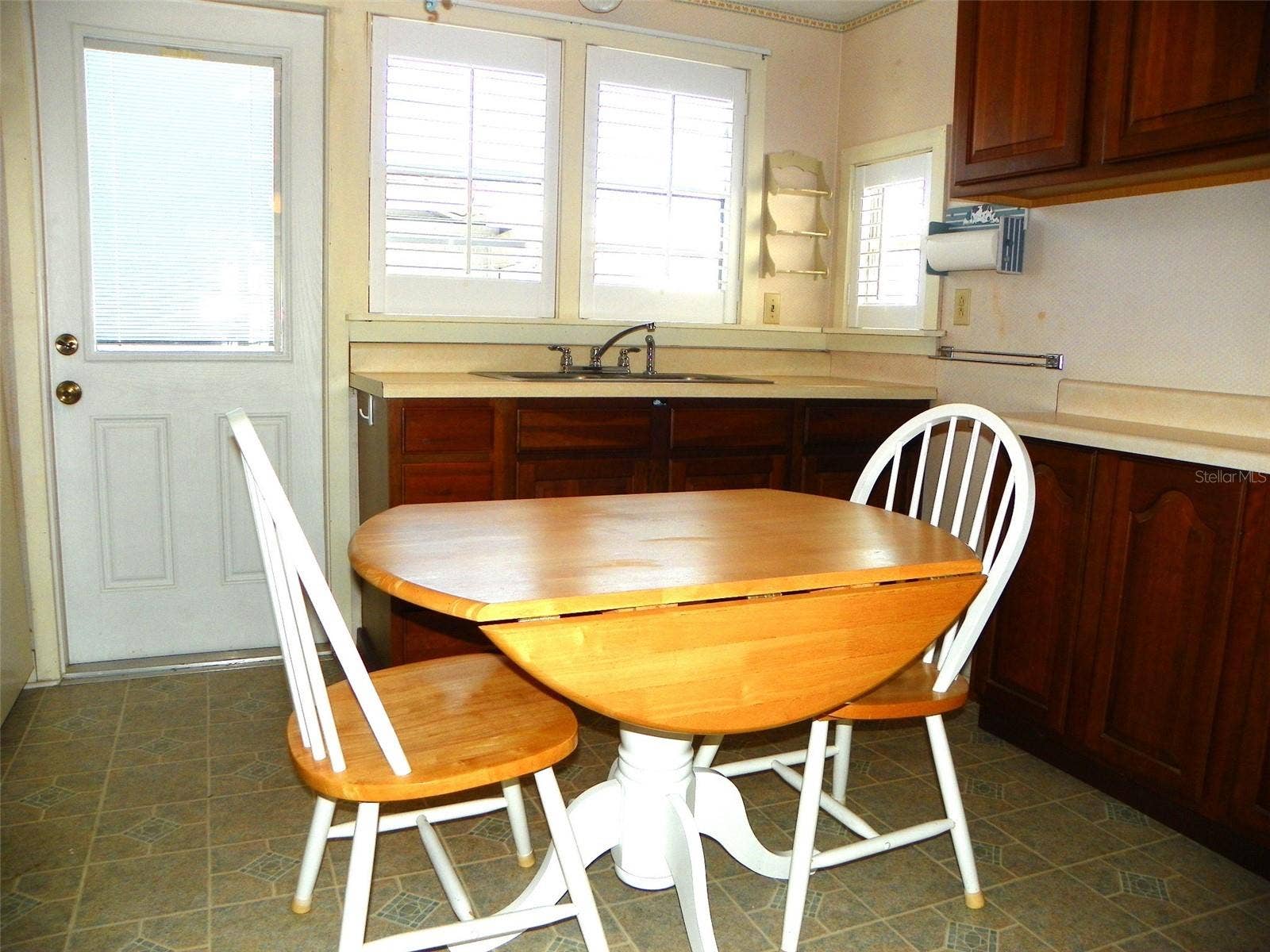 8 PLAZA STREET E, Bradenton, FL 34208 Kitchen