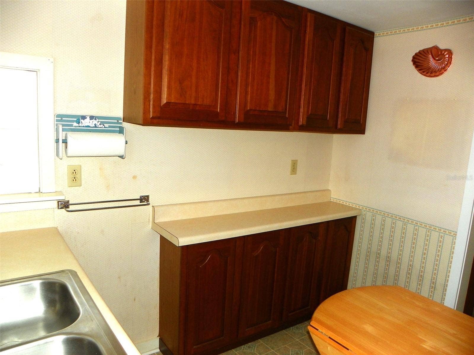 8 PLAZA STREET E, Bradenton, FL 34208 Kitchen
