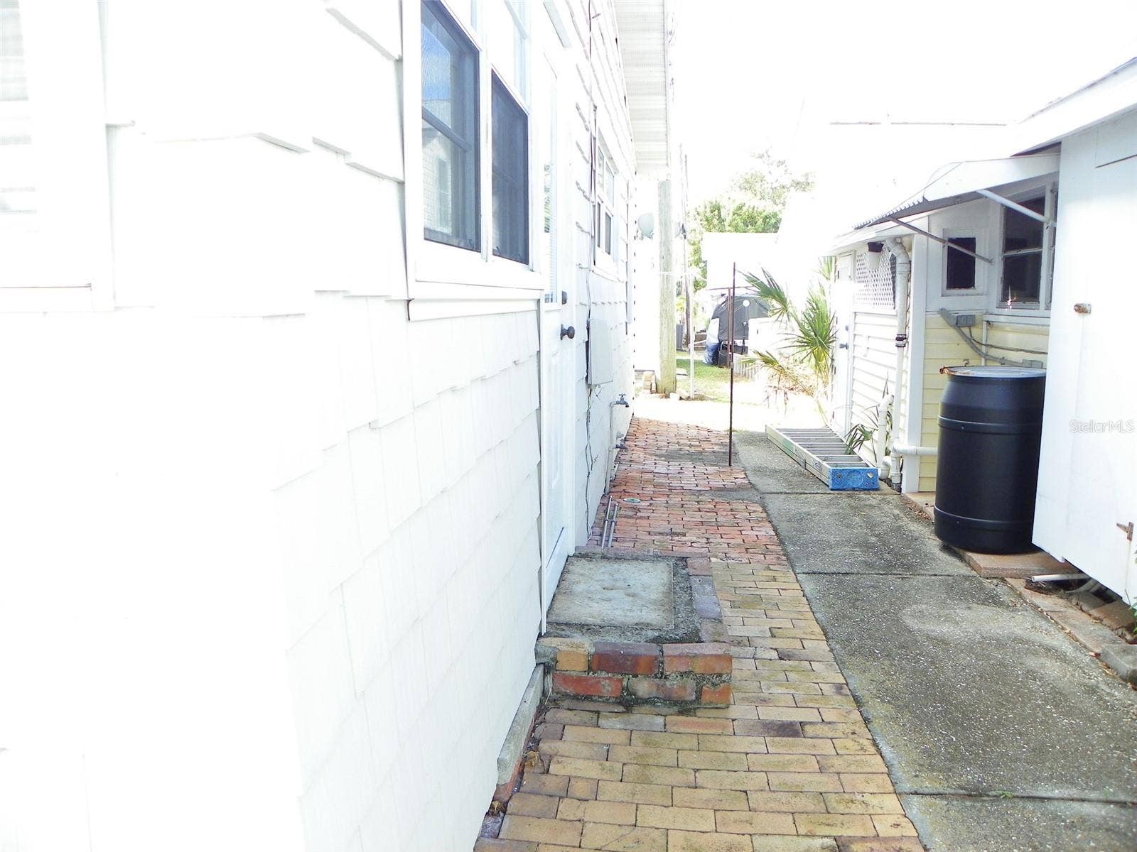 8 PLAZA STREET E, Bradenton, FL 34208 Back of home