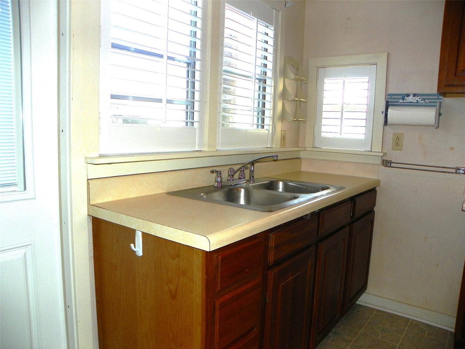 8 PLAZA STREET E, Bradenton, FL 34208 Kitchen