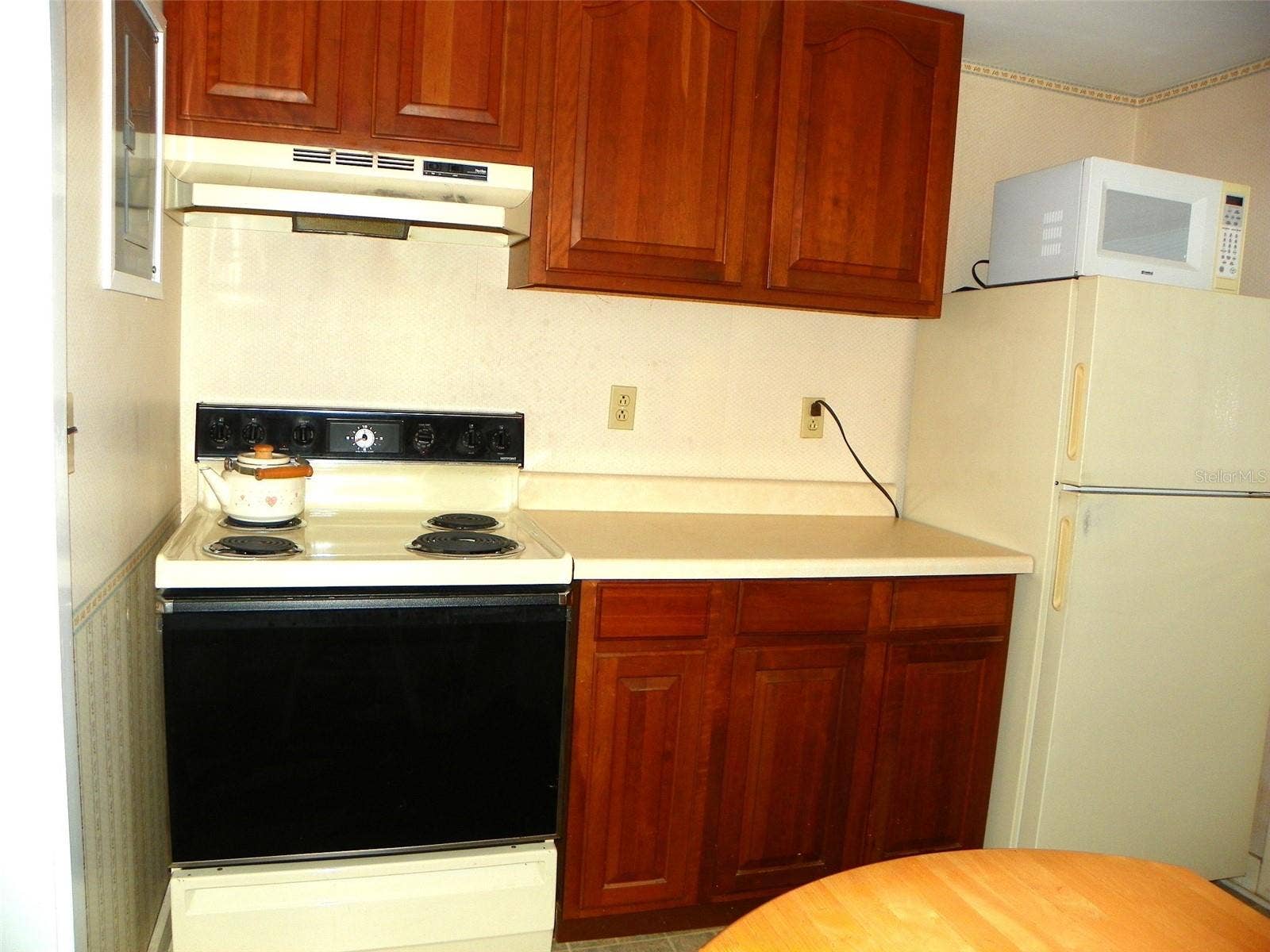 8 PLAZA STREET E, Bradenton, FL 34208 Kitchen