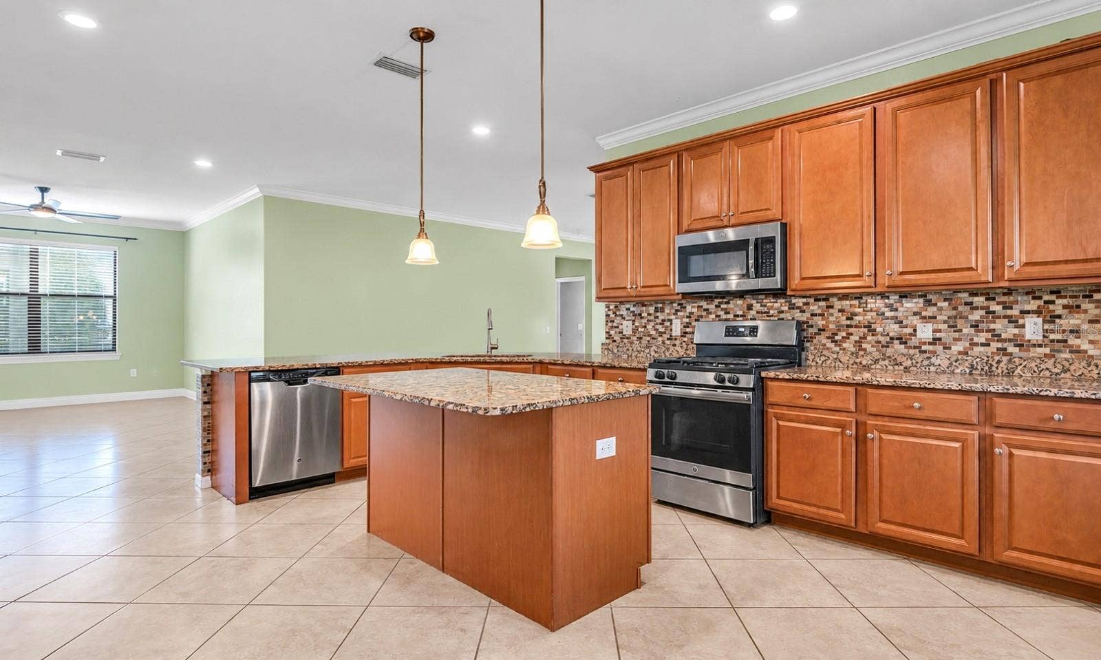 3504 SAVANNA PALMS COURT, Bradenton, FL 34211 SPACIOS KITCHEN AREA!