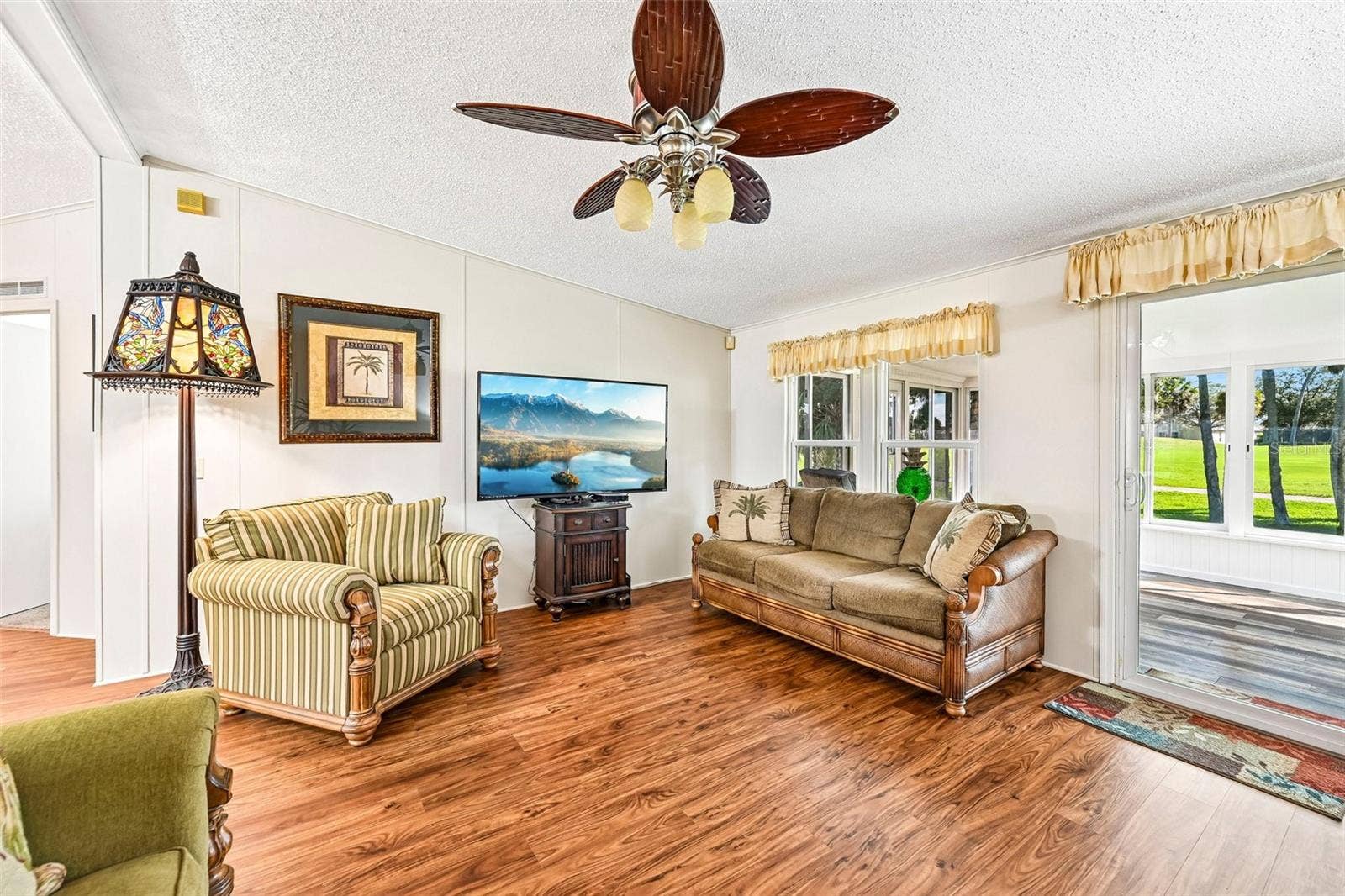 8510 COUNTESS AVENUE CIRCLE, Palmetto, FL 34221 Spacious Living Room