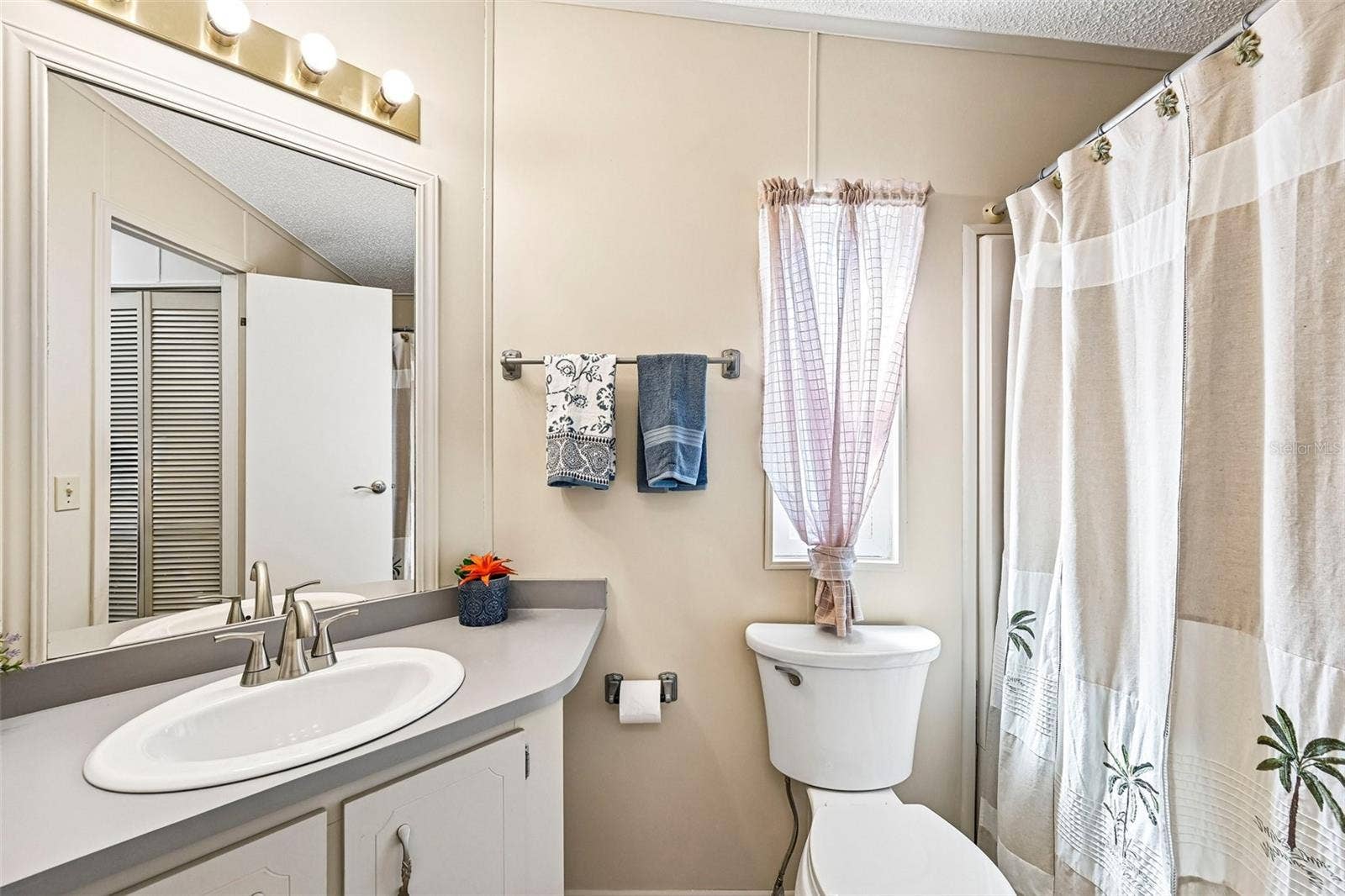 8510 COUNTESS AVENUE CIRCLE, Palmetto, FL 34221 Guest Bathroom