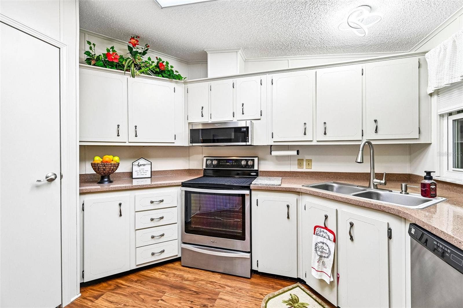 8510 COUNTESS AVENUE CIRCLE, Palmetto, FL 34221 Double Sink in Kitchen with Garbage Disposal