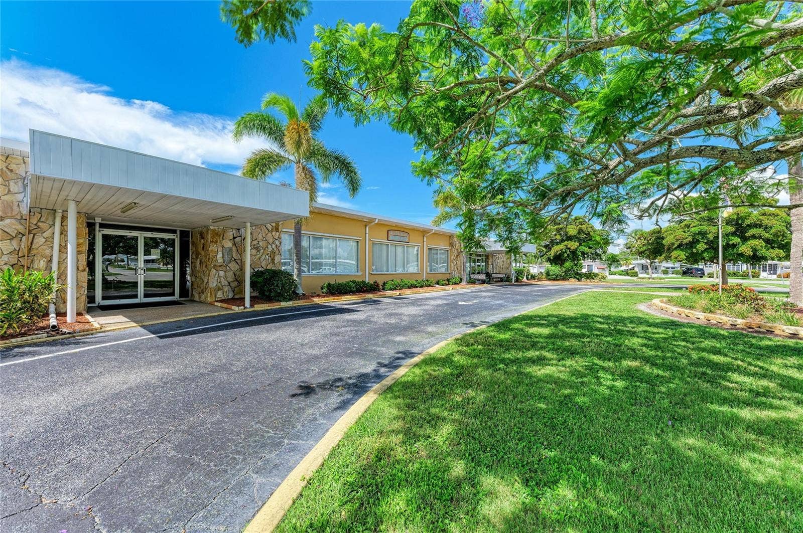 4924 OAKLAND HILLS AVENUE, Sarasota, FL 34234 Tri-Par office and community center