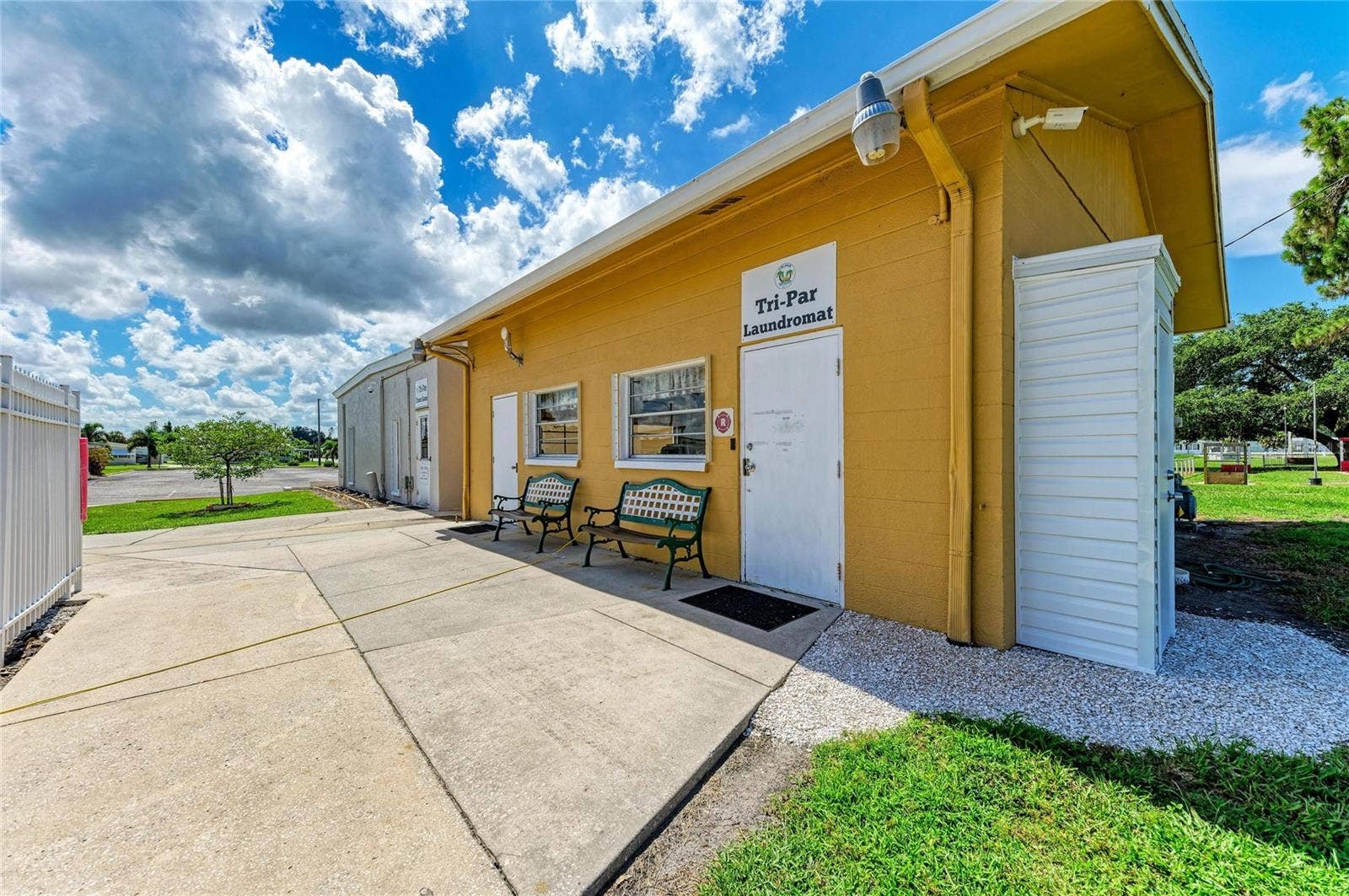 4924 OAKLAND HILLS AVENUE, Sarasota, FL 34234 Community laundromat