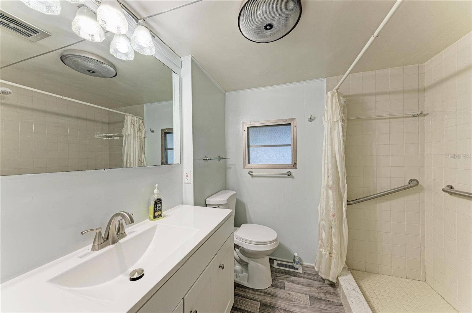 4924 OAKLAND HILLS AVENUE, Sarasota, FL 34234 Full bathroom