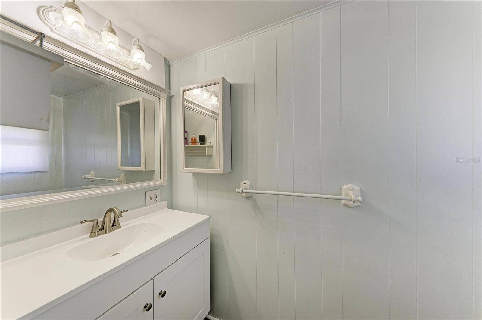 4924 OAKLAND HILLS AVENUE, Sarasota, FL 34234 Master bathroom
