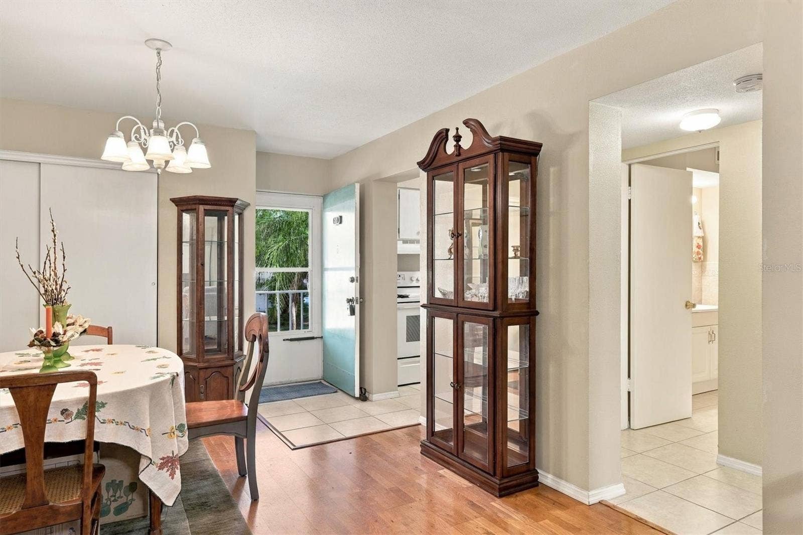 3950 ROXANE BOULEVARD, #3B, Sarasota, FL 34235 light and bright entry