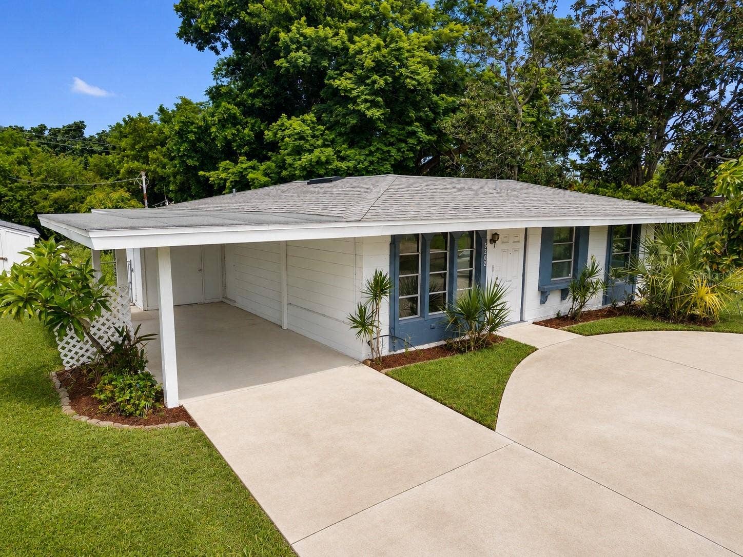 5202 19TH STREET W, Bradenton, FL 34207 Virtually staged - with a little elbow grease!