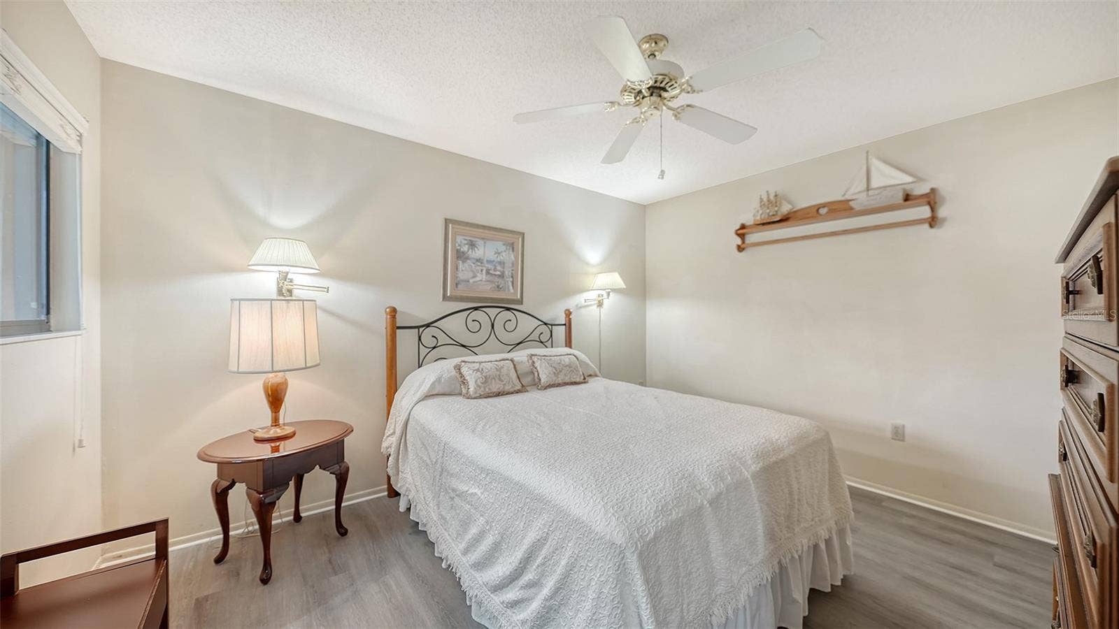 Guest bedroom with walk-in closet
