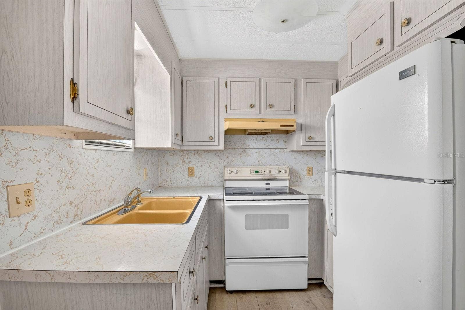 60 4TH STREET, Bradenton, FL 34210 Kitchen