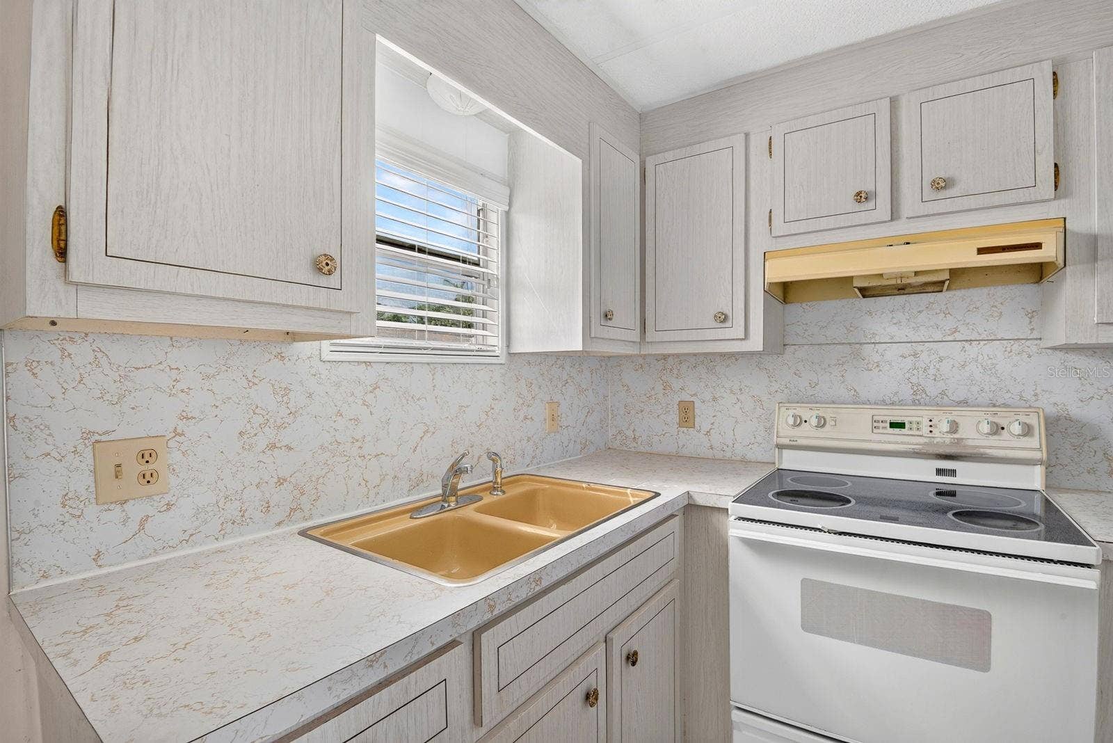 60 4TH STREET, Bradenton, FL 34210 Kitchen