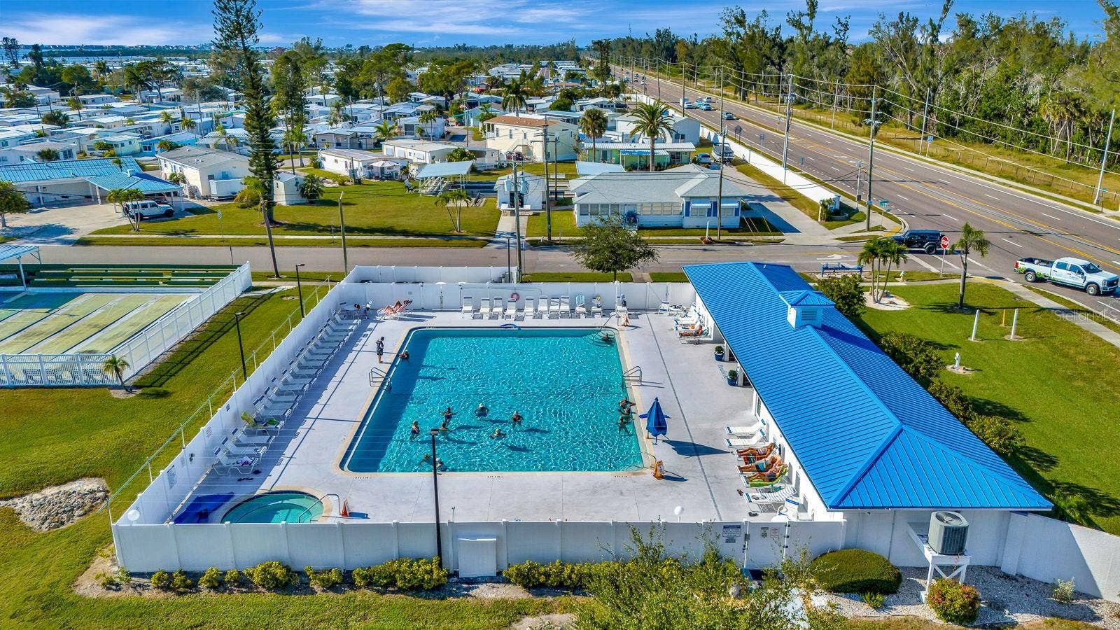 60 4TH STREET, Bradenton, FL 34210 Paradise pool
