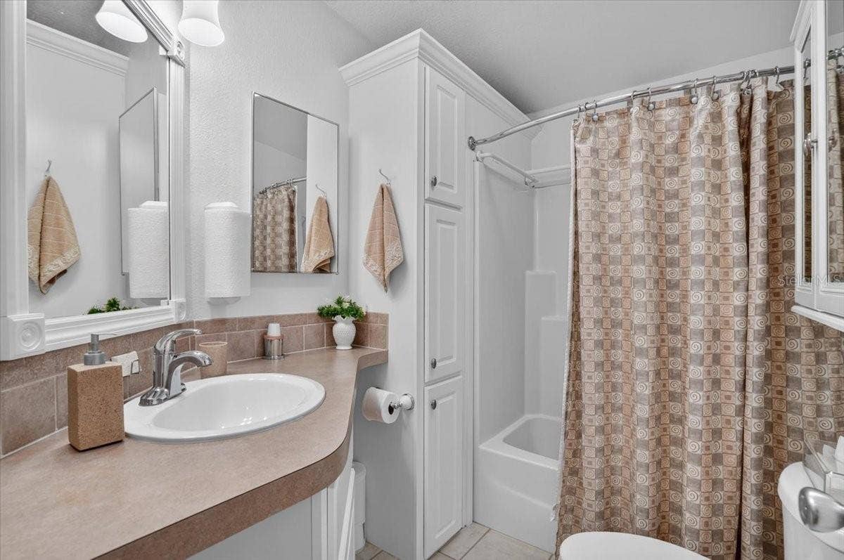 Bathroom 2 with Tub/Shower