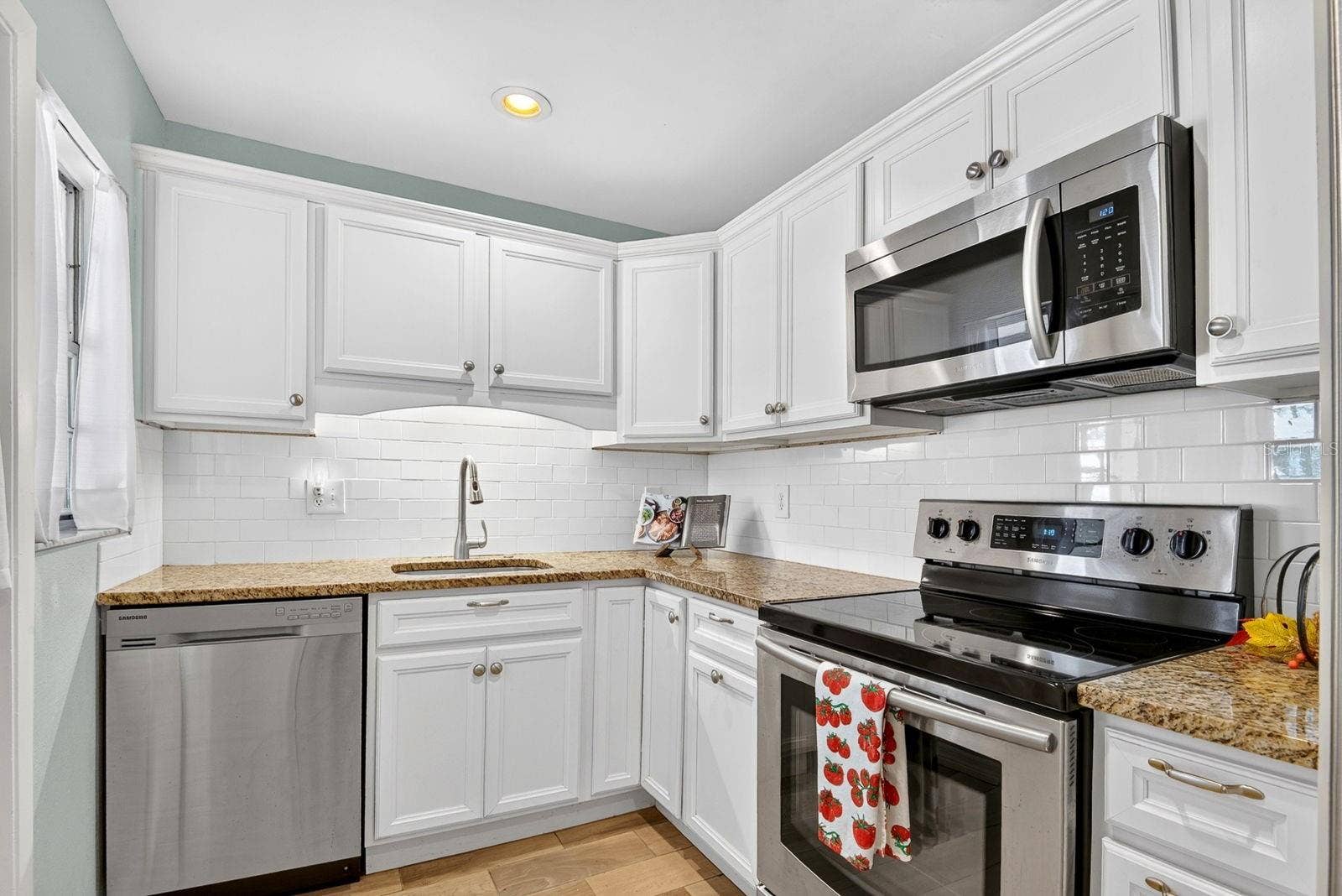 390 301 BOULEVARD W, #10C, Bradenton, FL 34205 Nicely Updated