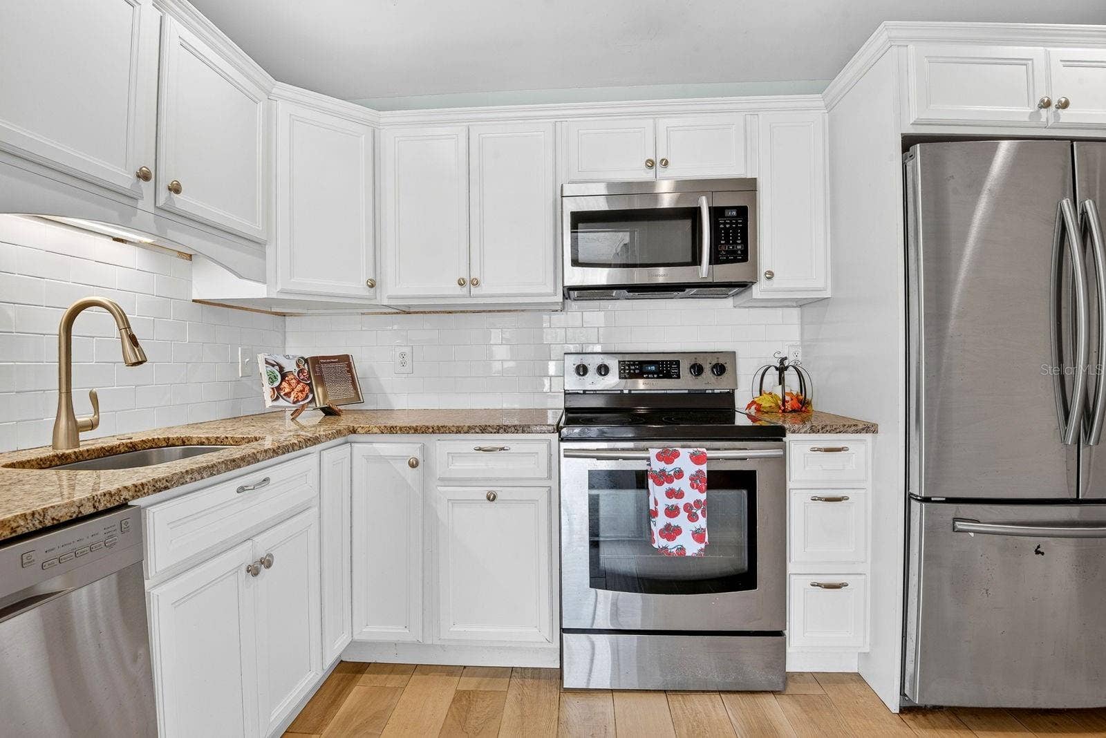 390 301 BOULEVARD W, #10C, Bradenton, FL 34205 Solid Wood Cabinetry
