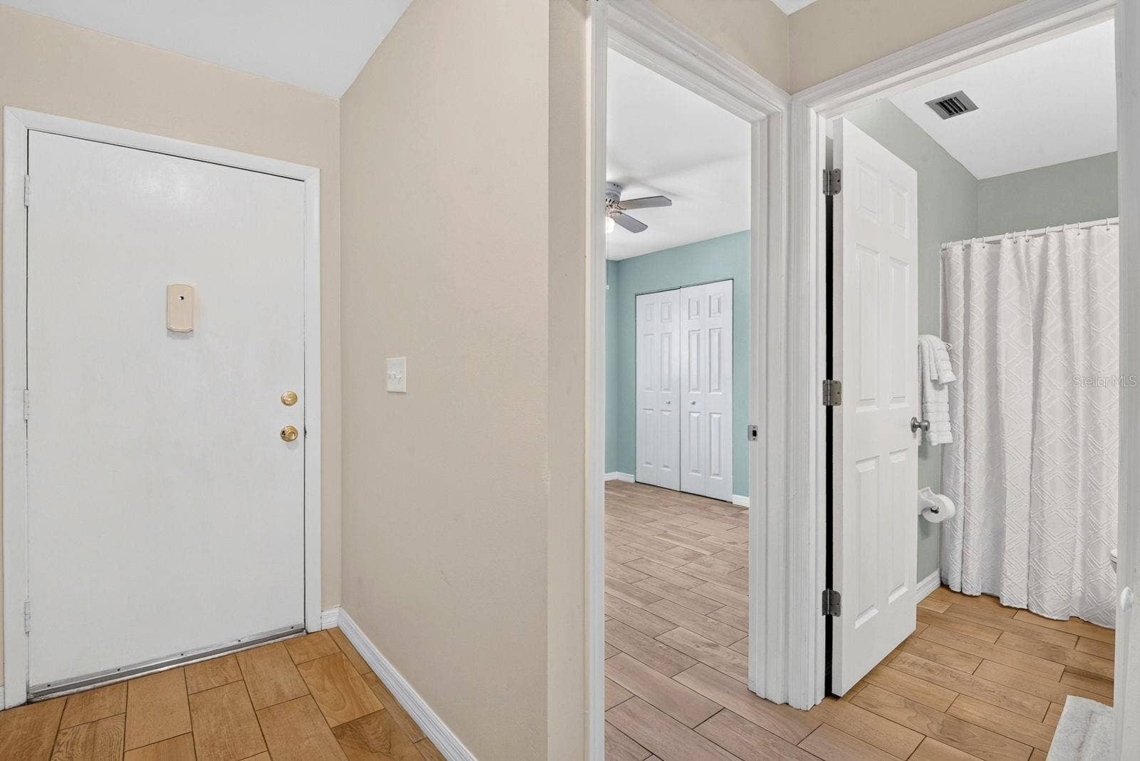 390 301 BOULEVARD W, #10C, Bradenton, FL 34205 Foyer and Guest Bedroom and Bath
