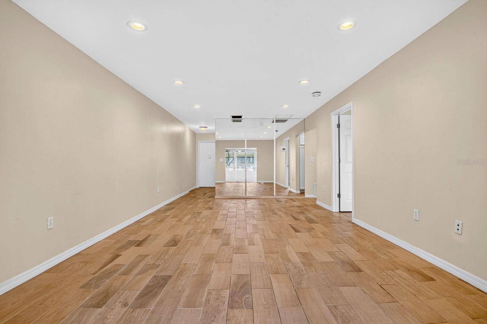 390 301 BOULEVARD W, #10C, Bradenton, FL 34205 Living/Dining Area to foyer