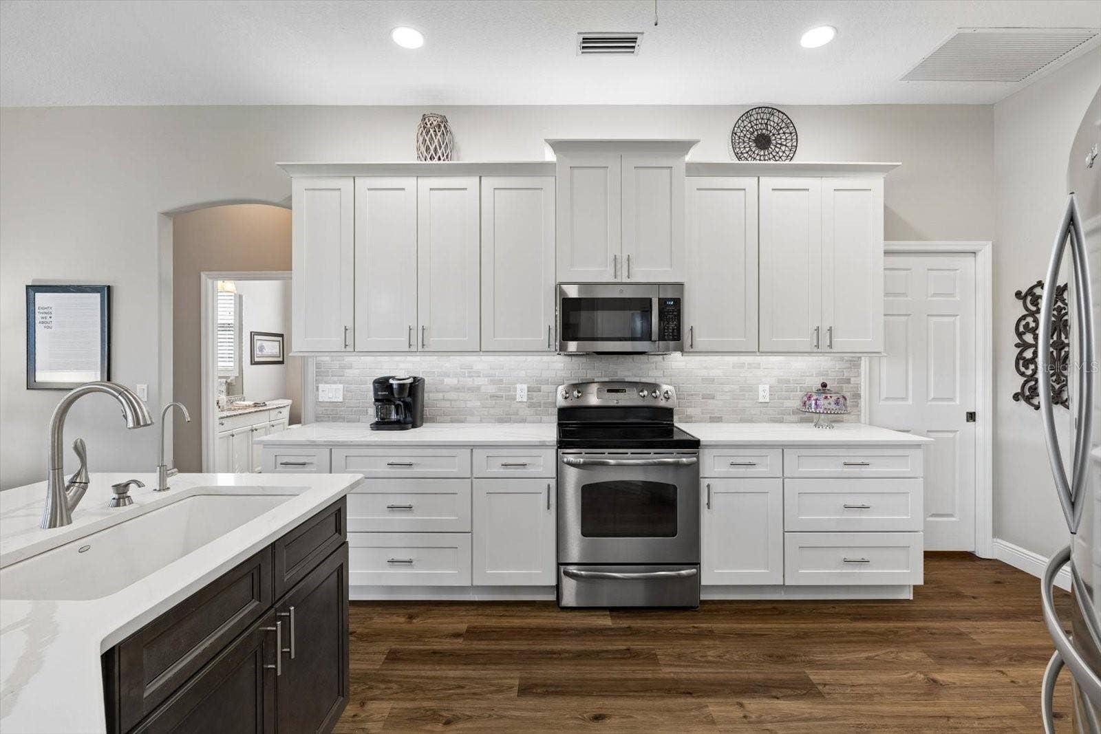 9921 LAUREL VALLEY AVENUE CIRCLE, Bradenton, FL 34202 Great lighting and spacious Kitchen